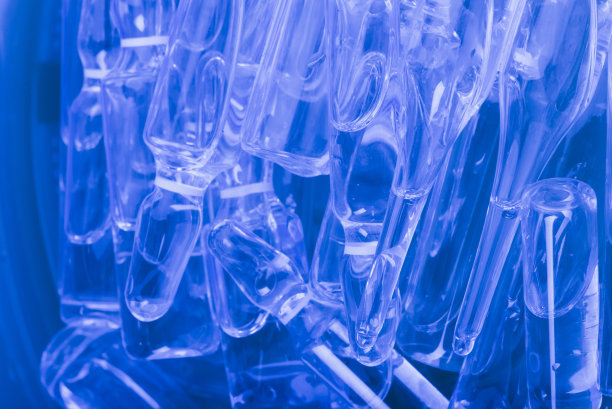 注射用医用玻璃安瓿瓶。药是以壶腹中的水溶液为液体氯化钠。关闭了。瓶安瓿多色。图片下载