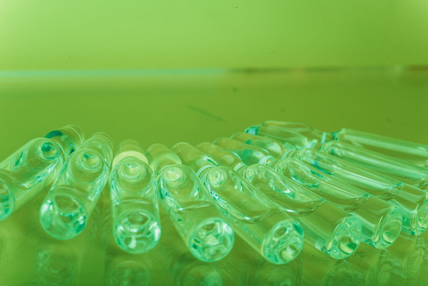 注射用医用玻璃安瓿瓶。药是以壶腹中的水溶液为液体氯化钠。关闭了。瓶安瓿多色。图片下载