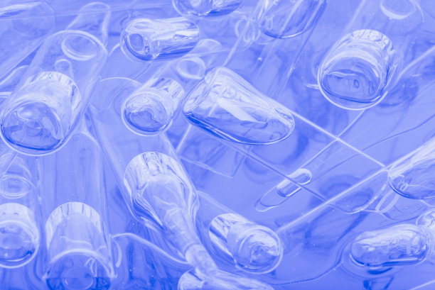 注射用医用玻璃安瓿瓶。药是以壶腹中的水溶液为液体氯化钠。关闭了。瓶安瓿多色。图片下载