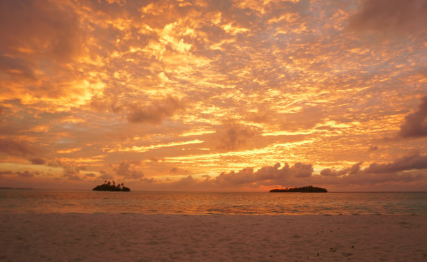 日落与戏剧性的云在热带海滩上。有两个无人居住的热带岛屿图片下载