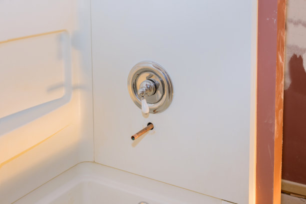 水管安装铜管在墙上的新水龙头浴室图片下载