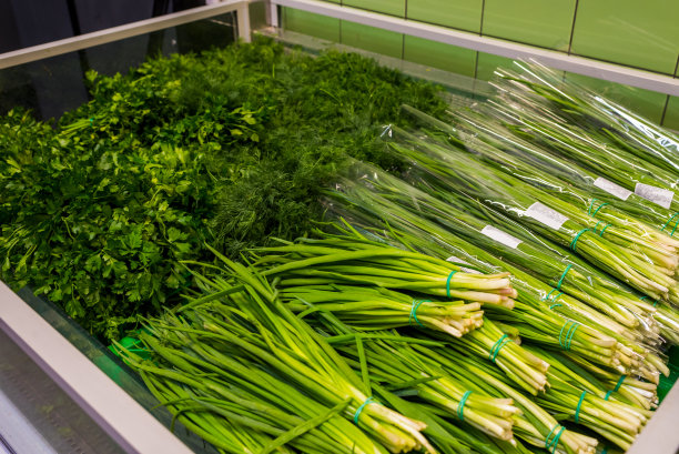 柜台上放洋葱和欧芹图片下载