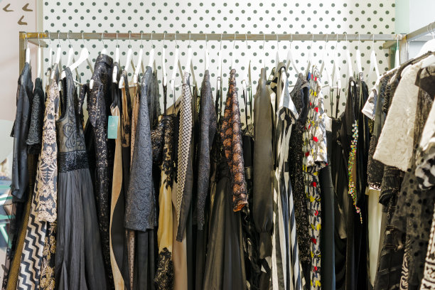 挂在衣架上的晚礼服图片下载