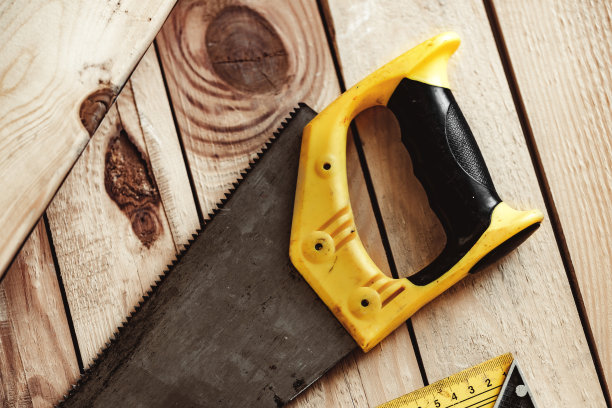 木工车间木桌上的手锯图片下载