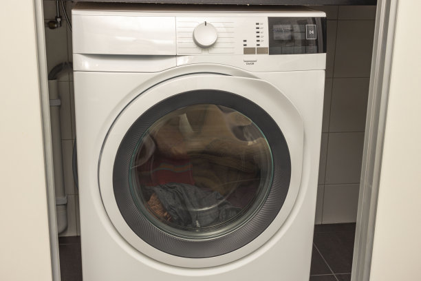 Сlose-up视图内部视图的洗衣柜与洗衣机。图片下载