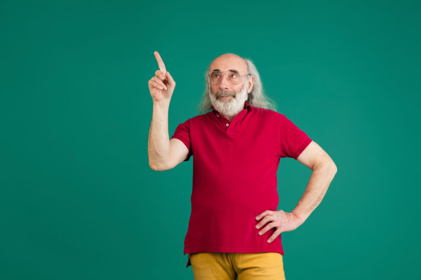 半长肖像的高级灰色头发男子孤立在绿色背景。图片下载