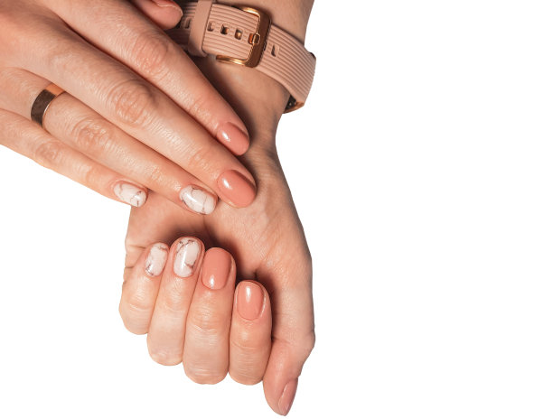 米黄色大理石短指甲啫喱。孤立的手与迷彩美甲和大理石设计在白色的背景。图片下载