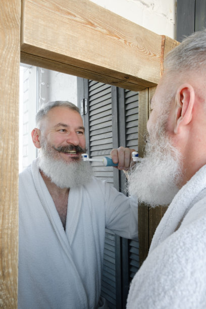 成熟的大胡子男人刷牙，有牙科卫生观念，早上例行公事，慢动作图片下载