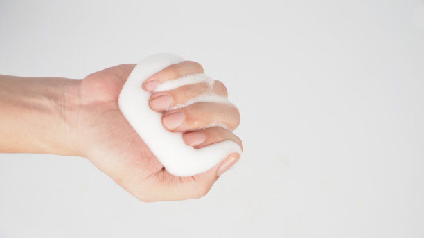 手持泡沫洗手皂，可在白色背景上洗涤。图片下载