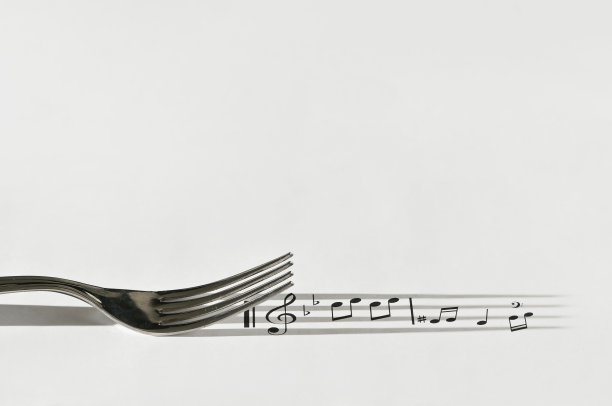 不锈钢叉和影子像乐谱或乐谱和音符图片下载