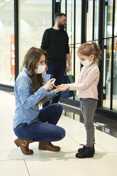 妈妈在购物中心给女儿消毒手图片下载