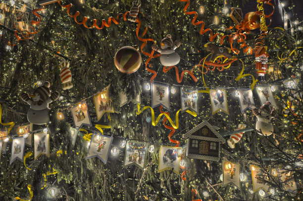 近距离观看圣诞树装饰玩具，旗帜和灯HDR图片图片下载