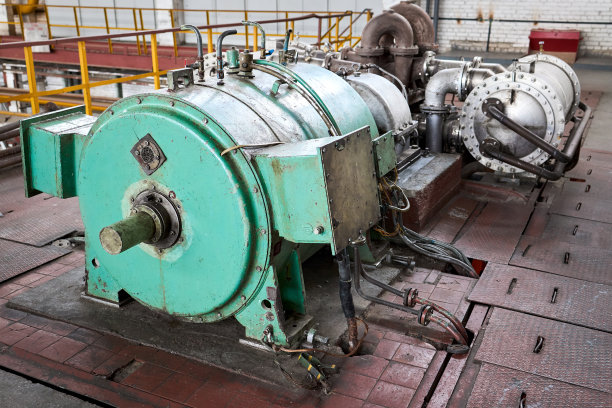 化工企业内部、设备。氧气压缩机，用于为化工厂车间和部门提供氧气，用于进一步的石油化工合成和反应。图片下载