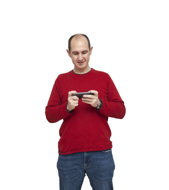 一个男孩在用他的智能手机图片下载