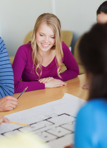 一群带着蓝图微笑的学生图片下载