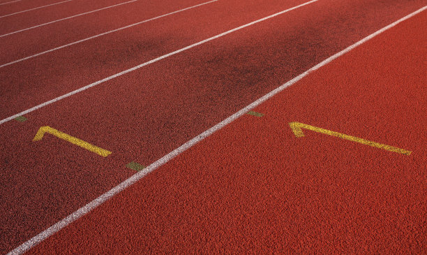 俯视图的空红色跑道的田径运动员图片下载