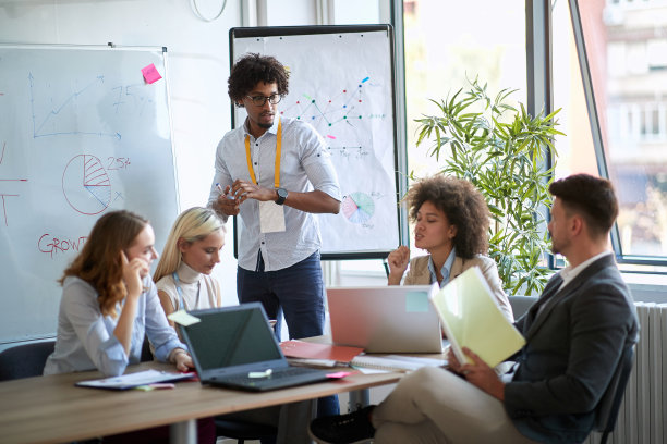 一位年轻的非裔美国妇女在商务会议上问同事。商务、会议、演示、策划、讨论概念图片下载