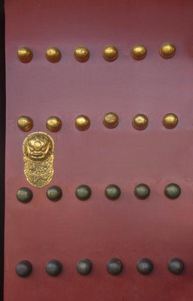 中国古老的狮子门环红门。图片下载