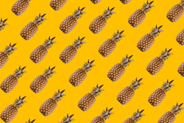 菠萝图案混合热带柑橘类水果在黄色的背景。图片下载
