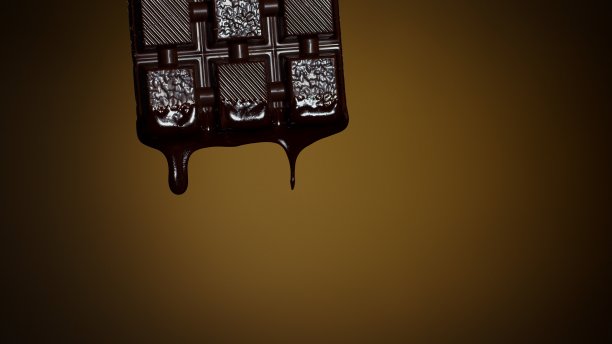 慢动作的巧克力棒与融化的黑巧克力流在棕色的背景图片下载