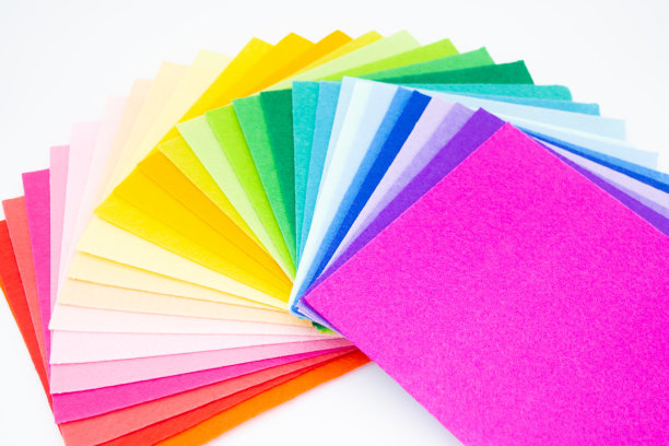 正方形的毛毡在光谱上像彩虹一样展开:从红色、粉色、黄色、绿色、蓝色到末端明亮的紫罗兰色图片下载