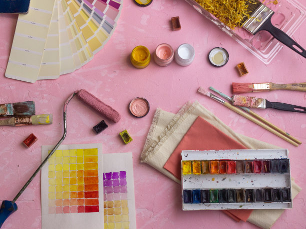 粉红色的背景与油漆和画笔图片下载