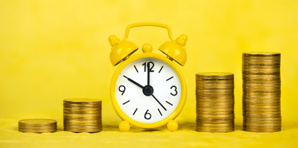 金融自由概念，时钟和金币图片下载