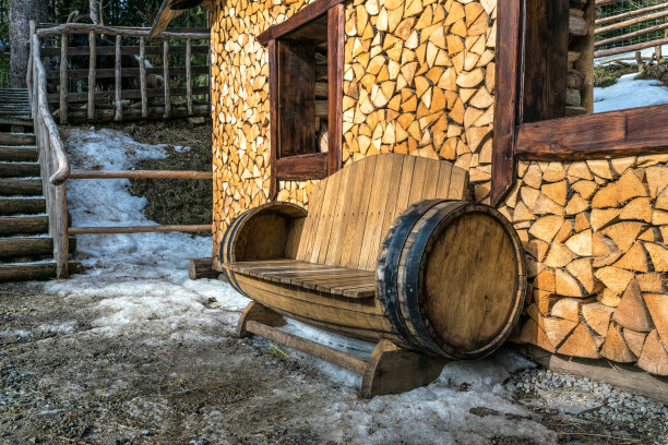 乡村乡村的啤酒厂庭院和木制长椅图片下载
