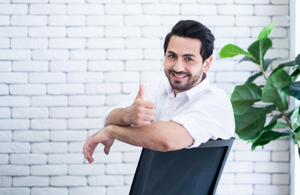 快乐的帅哥竖起大拇指图片下载