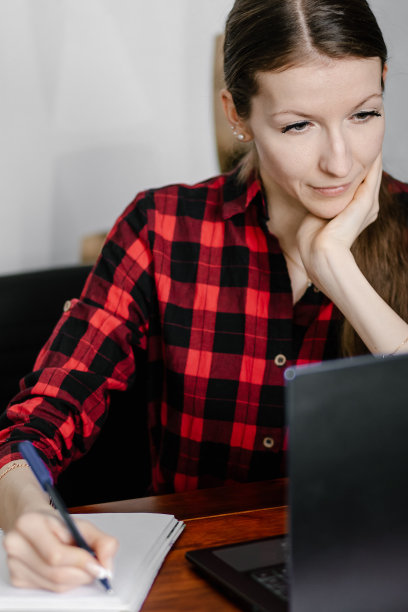 学生使用笔记本电脑在线学习图片下载