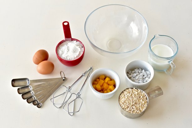 自制松饼和纸杯蛋糕的烘焙材料、厨房用具和碗。图片下载