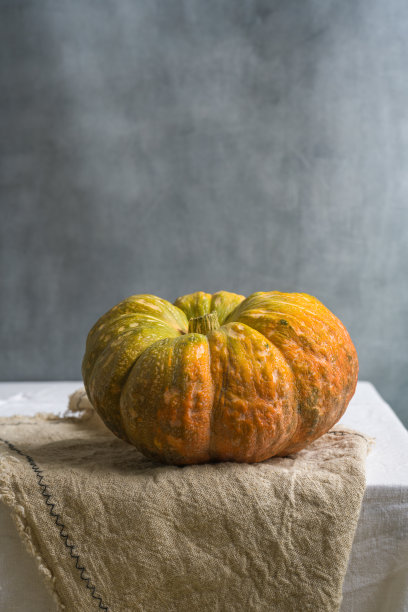 白色木桌上漂亮的黄色南瓜图片下载