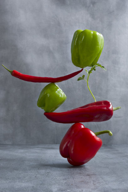 桌上放着新鲜平衡的辣椒。浮粮平衡图片下载