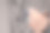 女性手与闪光指甲设计。蓝色指甲油。女人手在灰色织物上图片下载