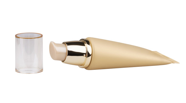 在白色背景上单独放一管粉底或BB霜。素材图片