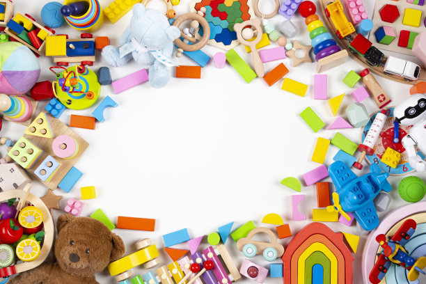 婴儿玩具架。一套彩色的教育木制和毛绒玩具在白色的背景。俯视图，平放图片下载