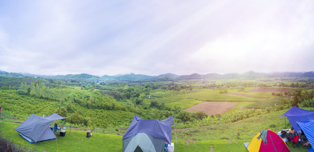 院子里的帐篷为夏天的孩子们装饰派对全景概念。图片下载