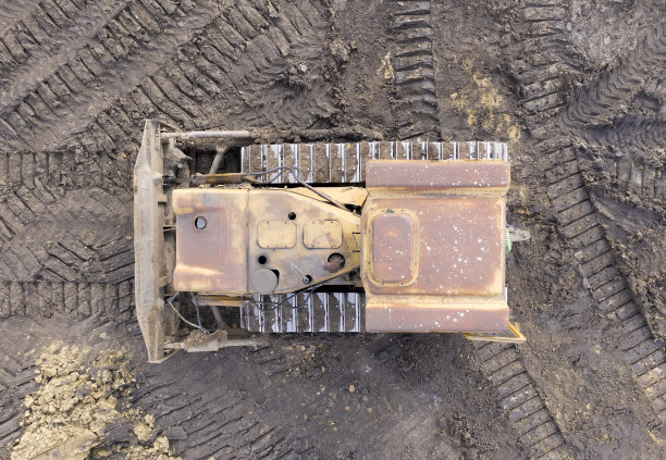 推土机正在工地上铲土图片下载