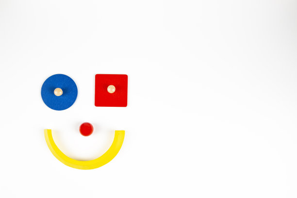 玩具笑脸，卡通笑脸人物，白色背景上最小的几何玩具小丑。俯视图图片下载