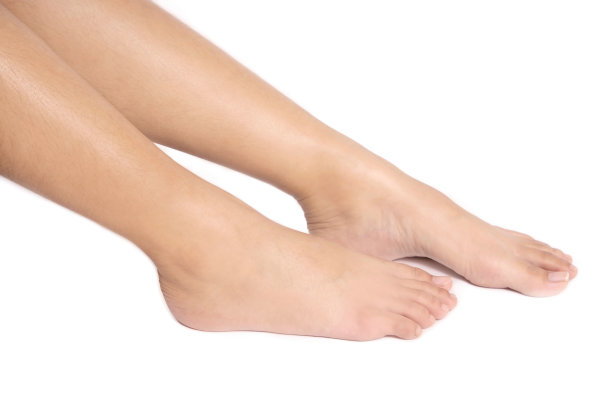 靠近一个女人的脚孤立的白色背景图片下载