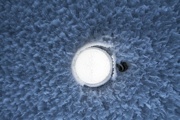 墙上挂着一盏白霜闪闪发光的圆灯图片下载