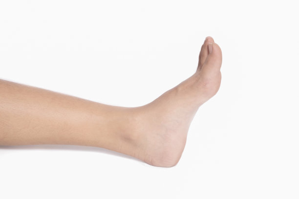 接近女性的脚孤立在白色的背景图片下载