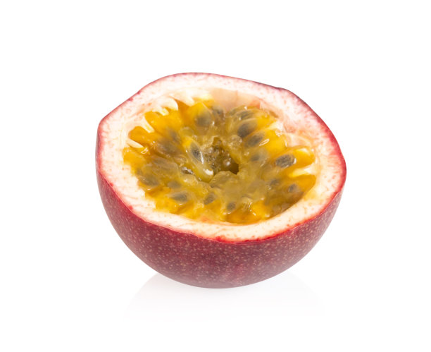 新鲜百香果孤立在白色背景下，食品健康理念图片下载