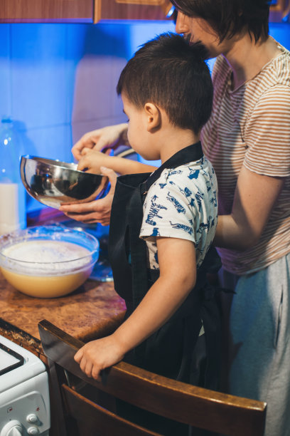 白人母亲和她的儿子一起在厨房做饭图片下载