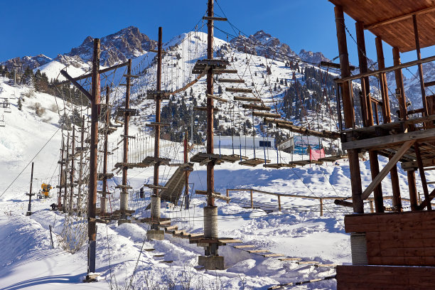 高山度假区的绳索探险公园图片下载