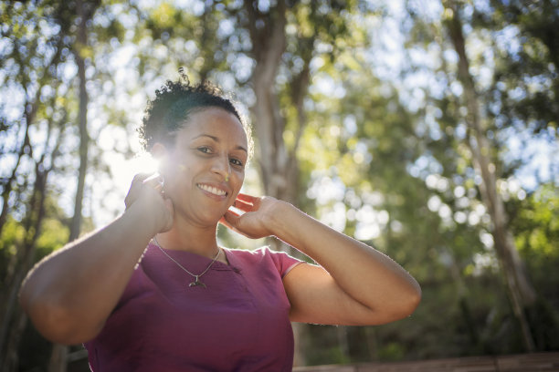 美丽的黑人妇女的肖像与阳光户外图片下载