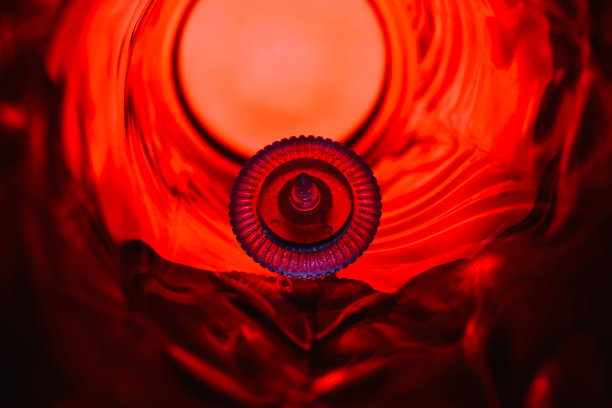 红色背景的塑料鼠标滚轮图片下载