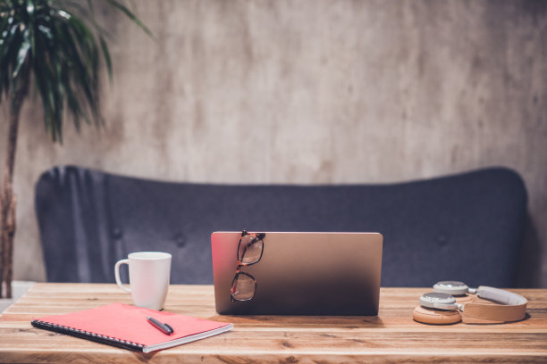 办公室，鲜花和笔记本电脑。图片下载