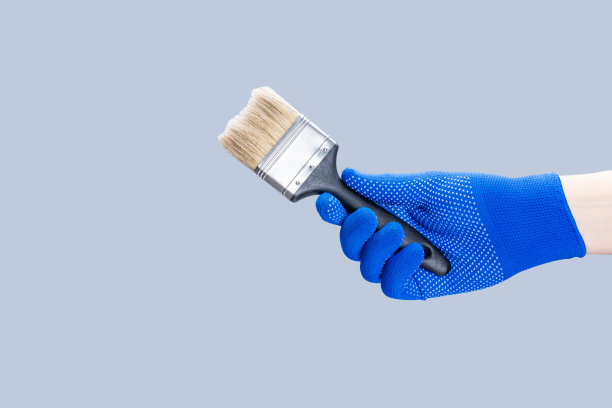 勤杂工修理最小的概念。工人拿着油漆刷隔离在灰色背景图片下载