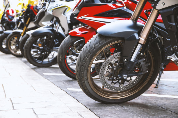 特写轮胎的一个大的自行车与软焦点和在背景过光图片下载